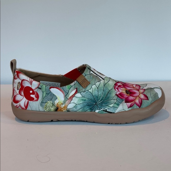 NWOT UIN Floral Slip On Loafer Sneakers Walking Shoe. Size 8 - Picture 2 of 9